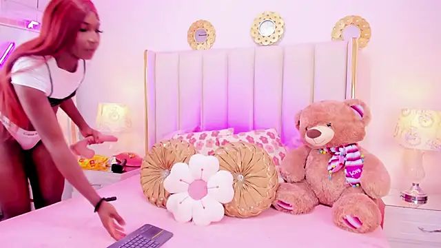 Snapshot of evangelin_ts chatting on 11/29/25, 01:36 evangelin ts online show from 11/29/25, 01:36