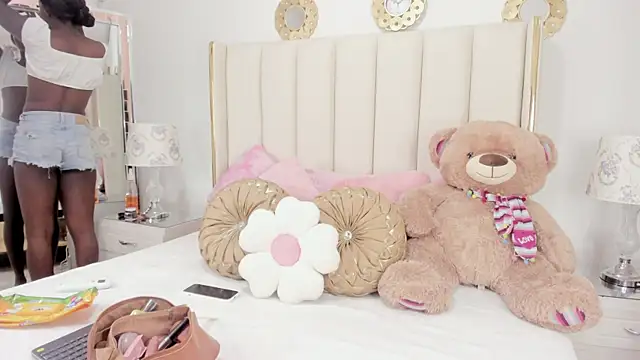 Snapshot of evangelin_ts chatting on 12/15/25, 01:37 evangelin ts online show from 12/15/25, 01:37