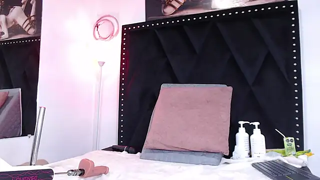 Snapshot of dafne_queenn chatting on 02/15/25, 04:01 dafne queenn online show from 02/15/25, 04:01