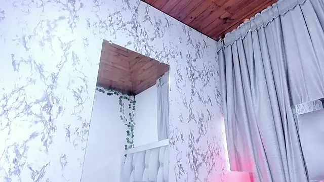 Snapshot of dafne_queenn chatting on 09/24/25, 12:30 dafne queenn online show from 09/24/25, 12:30