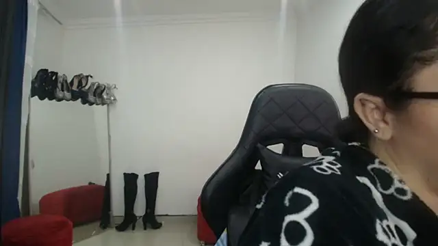 Snapshot of Madame_Shein_ chatting on 02/14/25, 09:21 Madame Shein online show from 02/14/25, 09:21