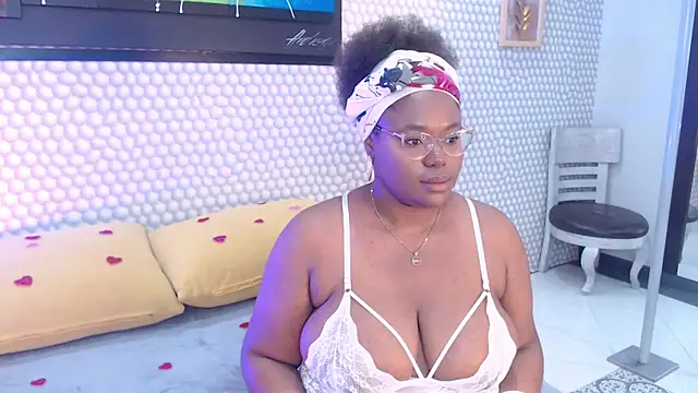 Snapshot of Makena_gh chatting on 02/15/25, 03:31 Makena gh online show from 02/15/25, 03:31