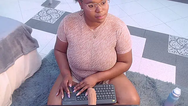 Snapshot of Makena_gh chatting on 02/16/25, 06:32 Makena gh online show from 02/16/25, 06:32