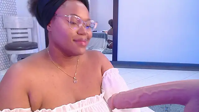 Snapshot of Makena_gh chatting on 02/19/25, 03:28 Makena gh online show from 02/19/25, 03:28