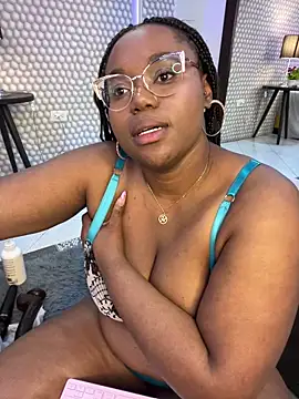 Snapshot of Makena_gh chatting on 03/15/25, 07:20 Makena gh online show from 03/15/25, 07:20