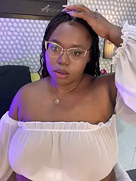 Snapshot of Makena_gh chatting on 03/16/25, 08:21 Makena gh online show from 03/16/25, 08:21