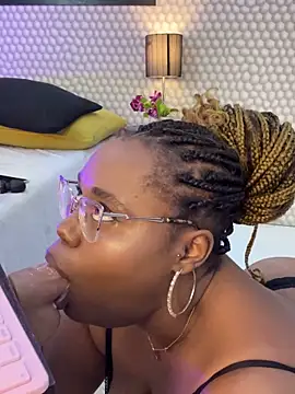 Snapshot of Makena_gh chatting on 03/23/25, 07:31 Makena gh online show from 03/23/25, 07:31