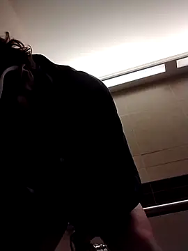 Snapshot of axelongshaft69 chatting on 12/19/25, 05:47 axelongshaft69 online show from 12/19/25, 05:47