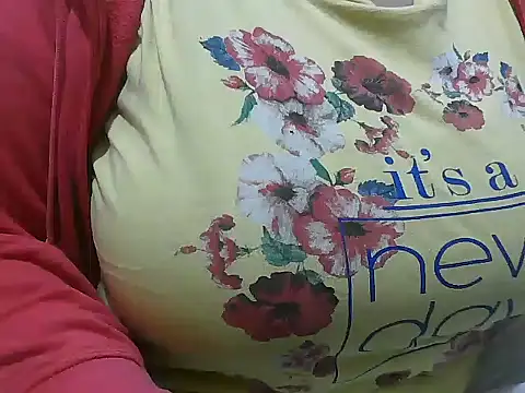 Snapshot of Queen_of_boobs01 chatting on 12/29/24, 04:30 Queen of boobs01 online show from 12/29/24, 04:30