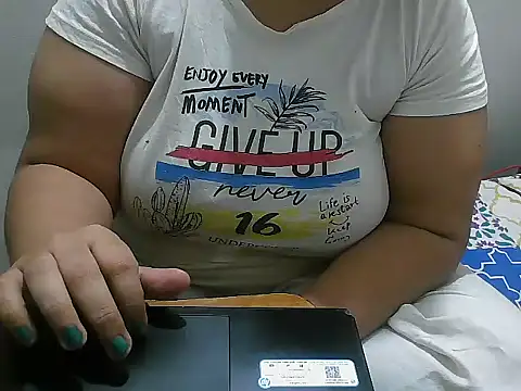 Snapshot of Queen_of_boobs01 chatting on 01/15/25, 04:54 Queen of boobs01 online show from 01/15/25, 04:54