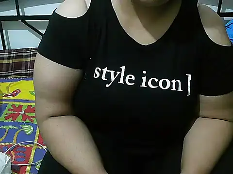 Snapshot of Queen_of_boobs01 chatting on 01/19/25, 06:53 Queen of boobs01 online show from 01/19/25, 06:53