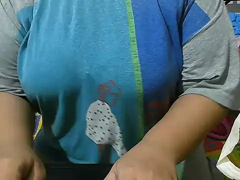 Snapshot of Queen_of_boobs01 chatting on 01/20/25, 06:43 Queen of boobs01 online show from 01/20/25, 06:43