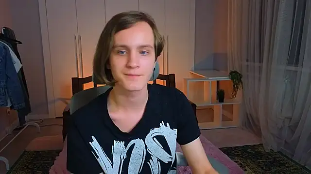 Snapshot of nikompell chatting on 03/11/25, 10:31 nikompell online show from 03/11/25, 10:31