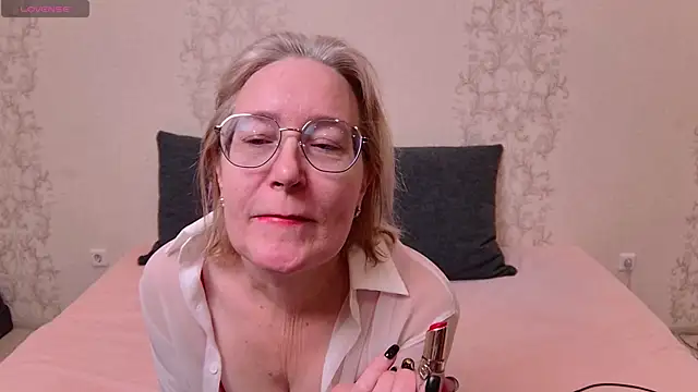 Snapshot of Moonlight_Jasmine chatting on 02/06/25, 12:43 Moonlight Jasmine online show from 02/06/25, 12:43