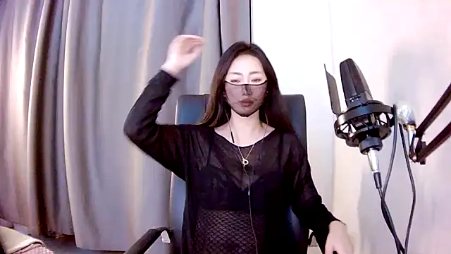 Snapshot of Fang-Xiaojie chatting on 12/20/24, 10:49 Fang-Xiaojie online show from 12/20/24, 10:49