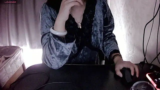 Snapshot of Fang-Xiaojie chatting on 03/01/25, 04:37 Fang-Xiaojie online show from 03/01/25, 04:37