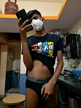 Snapshot of KissesBoyAD chatting on 12/18/24, 04:39 KissesBoyAD online show from 12/18/24, 04:39