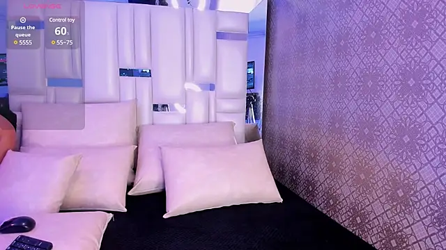 Snapshot of Valery_Foxx_ chatting on 12/18/24, 11:56 Valery Foxx online show from 12/18/24, 11:56