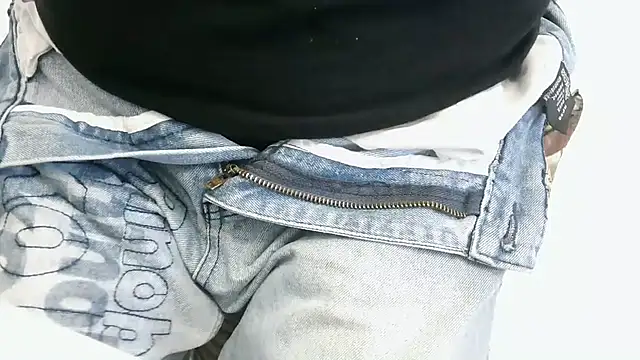 Snapshot of XiaoGuoGuo284512 chatting on 11/28/25, 04:37 XiaoGuoGuo284512 online show from 11/28/25, 04:37