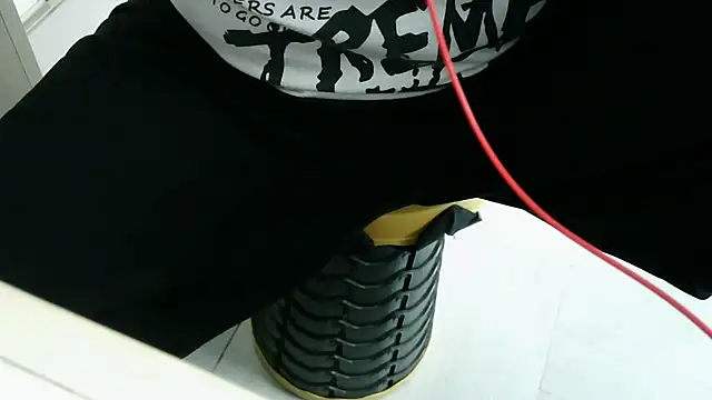 Snapshot of XiaoGuoGuo284512 chatting on 12/23/25, 01:47 XiaoGuoGuo284512 online show from 12/23/25, 01:47