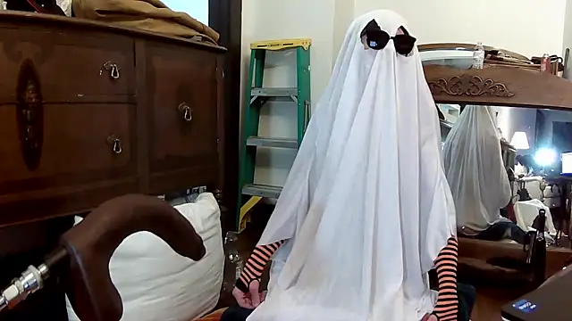 Snapshot of MaxJr8008 chatting on 10/30/25, 06:59 MaxJr8008 online show from 10/30/25, 06:59