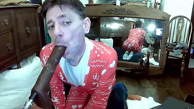 Snapshot of MaxJr8008 chatting on 12/04/25, 08:45 MaxJr8008 online show from 12/04/25, 08:45