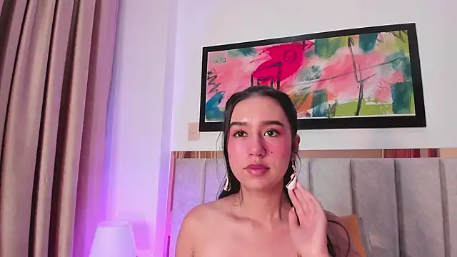 Snapshot of LaraGoldd chatting on 12/20/24, 01:03 LaraGoldd online show from 12/20/24, 01:03