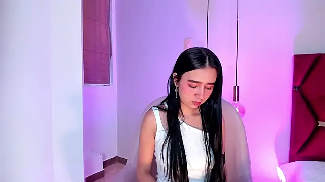 Snapshot of LaraGoldd chatting on 12/21/24, 10:30 LaraGoldd online show from 12/21/24, 10:30