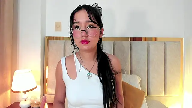 Snapshot of LaraGoldd chatting on 09/19/25, 12:34 LaraGoldd online show from 09/19/25, 12:34