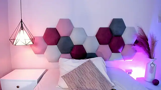 Snapshot of LaraGoldd chatting on 09/26/25, 12:36 LaraGoldd online show from 09/26/25, 12:36