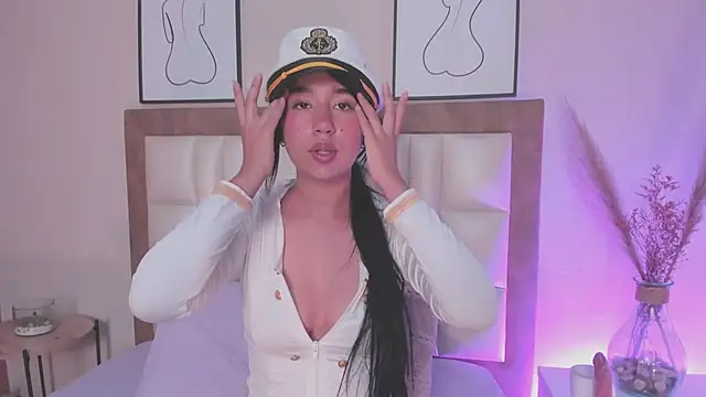 Snapshot of LaraGoldd chatting on 10/06/25, 10:51 LaraGoldd online show from 10/06/25, 10:51