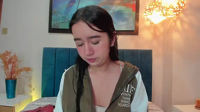 Snapshot of LaraGoldd chatting on 11/28/25, 12:46 LaraGoldd online show from 11/28/25, 12:46