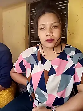 Snapshot of Radhikadavi879 chatting on 01/21/25, 02:48 Radhikadavi879 online show from 01/21/25, 02:48