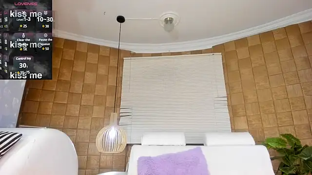 Snapshot of TOWERS21_ chatting on 01/18/25, 11:22 TOWERS21 online show from 01/18/25, 11:22