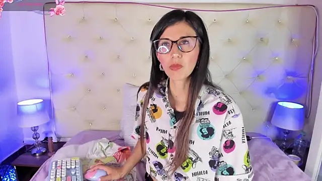  jade white  online show from 03/17/25, 12:35