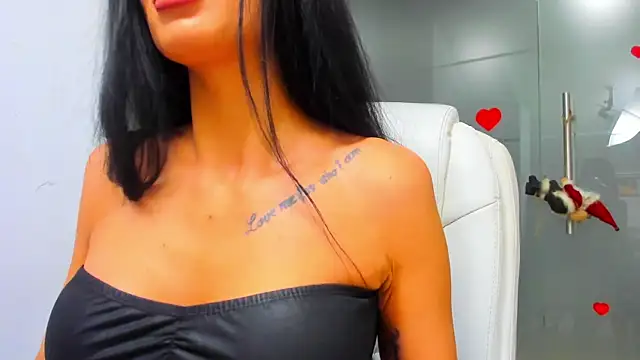 Snapshot of Queenrafaella chatting on 12/15/25, 03:44 Queenrafaella online show from 12/15/25, 03:44