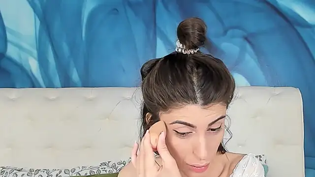 SkinnyDolly online show from 10/31/25, 03:18