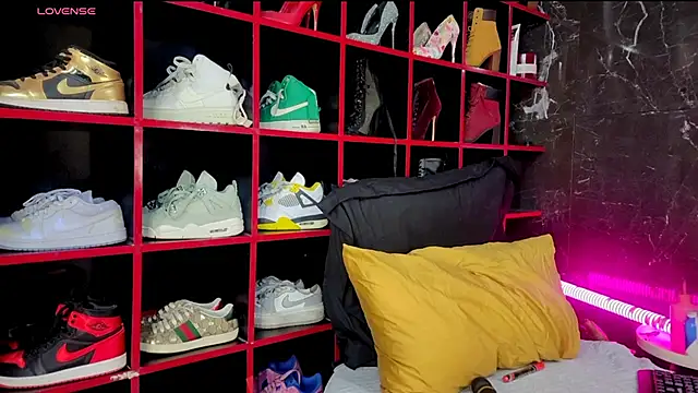 Indianbrownie online show from 04/19/26, 10:36