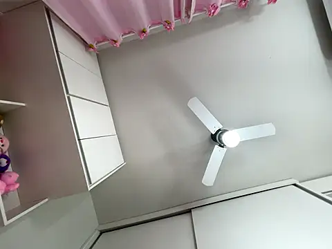 lariic online show from 09/30/25, 01:43