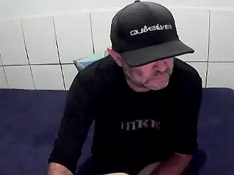 Snapshot of pierdona chatting on 12/21/25, 05:09 pierdona online show from 12/21/25, 05:09