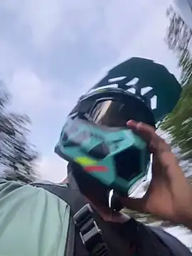 Snapshot of dantedesirexx chatting on 02/25/25, 11:22 dantedesirexx online show from 02/25/25, 11:22