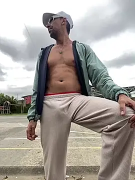 Snapshot of dantedesirexx chatting on 02/27/25, 02:54 dantedesirexx online show from 02/27/25, 02:54