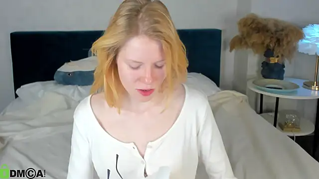 Snapshot of Esme_Runn chatting on 04/28/26, 03:11 Esme Runn online show from 04/28/26, 03:11