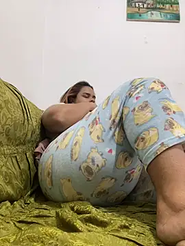 Snapshot of Evabigass chatting on 07/18/26, 01:37 Evabigass online show from 07/18/26, 01:37