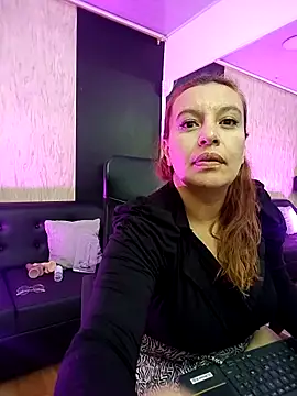 Snapshot of RoxieJackson chatting on 10/08/25, 12:03 RoxieJackson online show from 10/08/25, 12:03