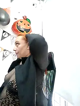 Snapshot of RoxieJackson chatting on 10/21/25, 01:01 RoxieJackson online show from 10/21/25, 01:01