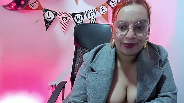 Snapshot of RoxieJackson chatting on 10/25/25, 05:04 RoxieJackson online show from 10/25/25, 05:04