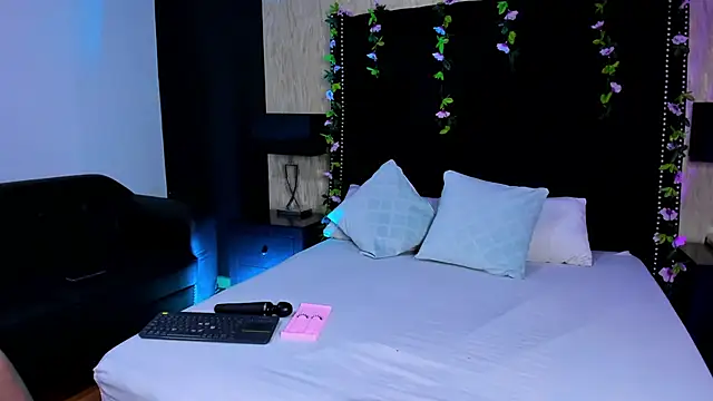 Snapshot of RoxieJackson chatting on 11/15/25, 11:51 RoxieJackson online show from 11/15/25, 11:51