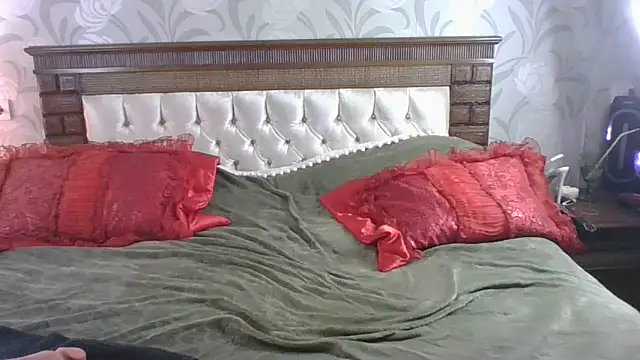 Snapshot of Izabella_gold chatting on 10/08/25, 03:20 Izabella gold online show from 10/08/25, 03:20