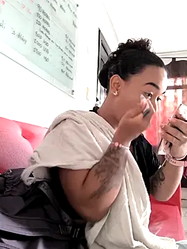 evafoxs online show from 12/19/25, 12:23